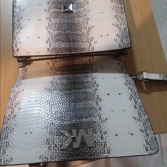 📦SOLD📦Michael Kors Snake Embossed Crossbody - Picture 2 of 4